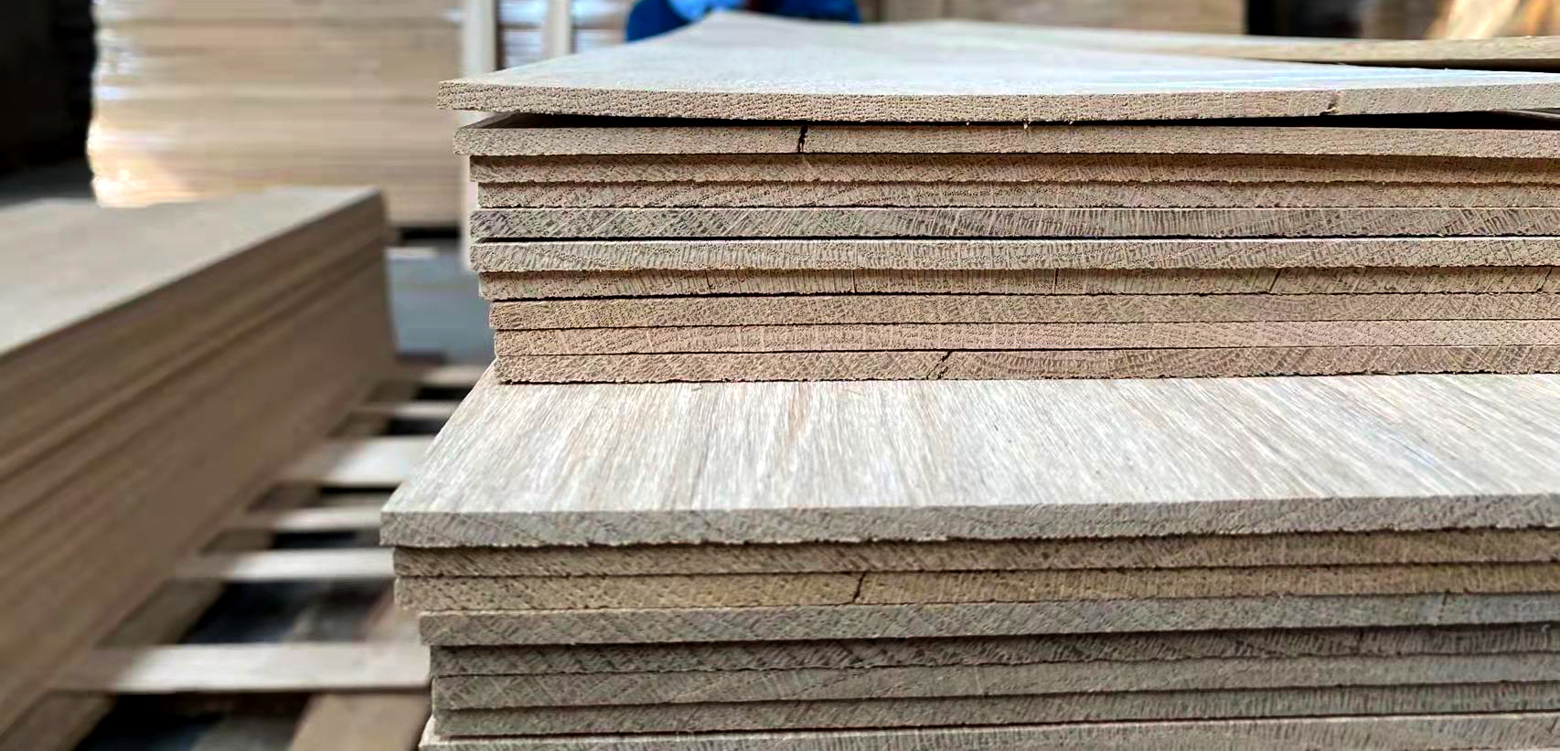 Wear layer or veneer of European oak with thickness of 6mm.
