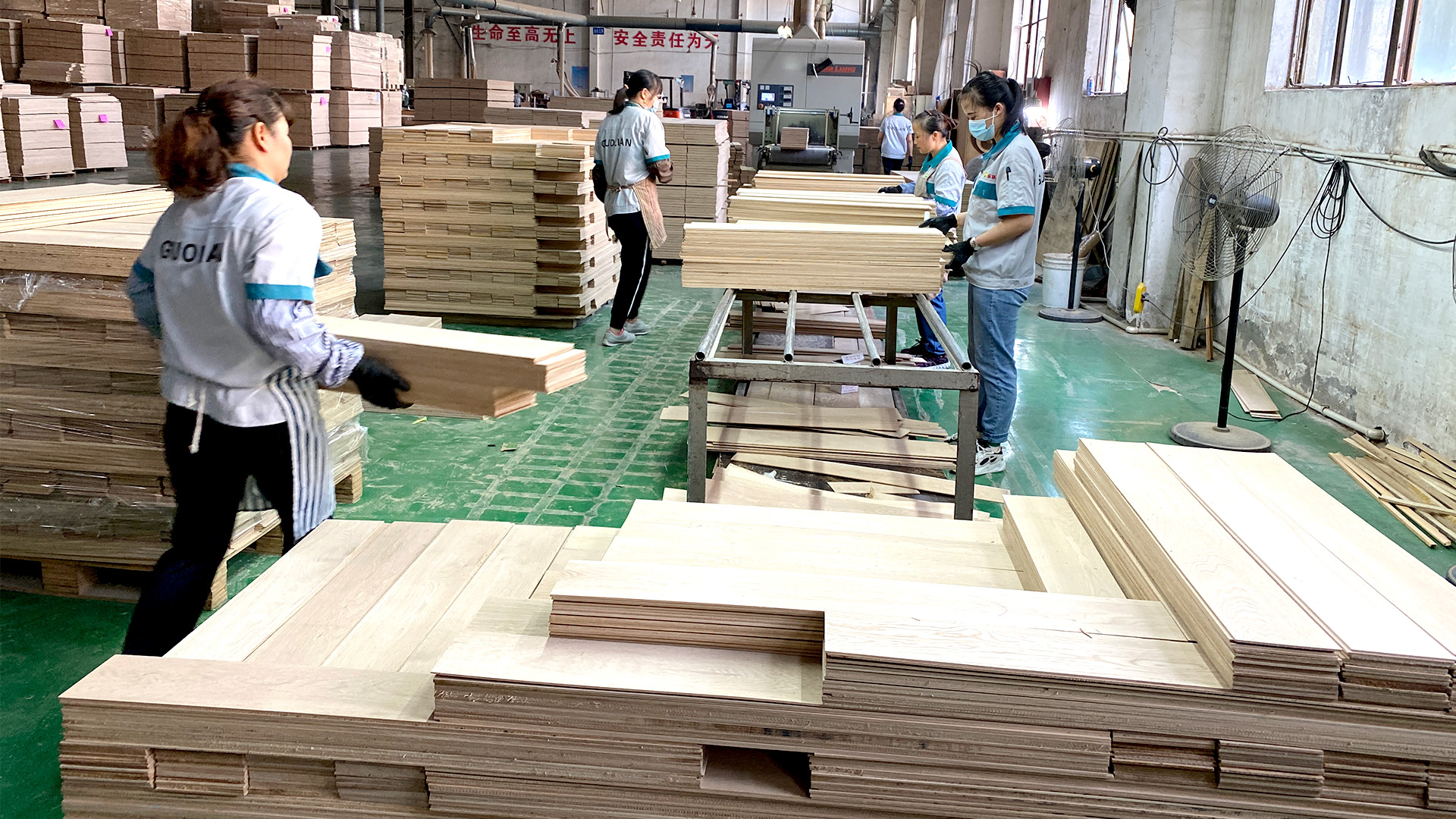 Oak veneer are being classified with A, B, C, D, E grades according to highest grading rules on the market.